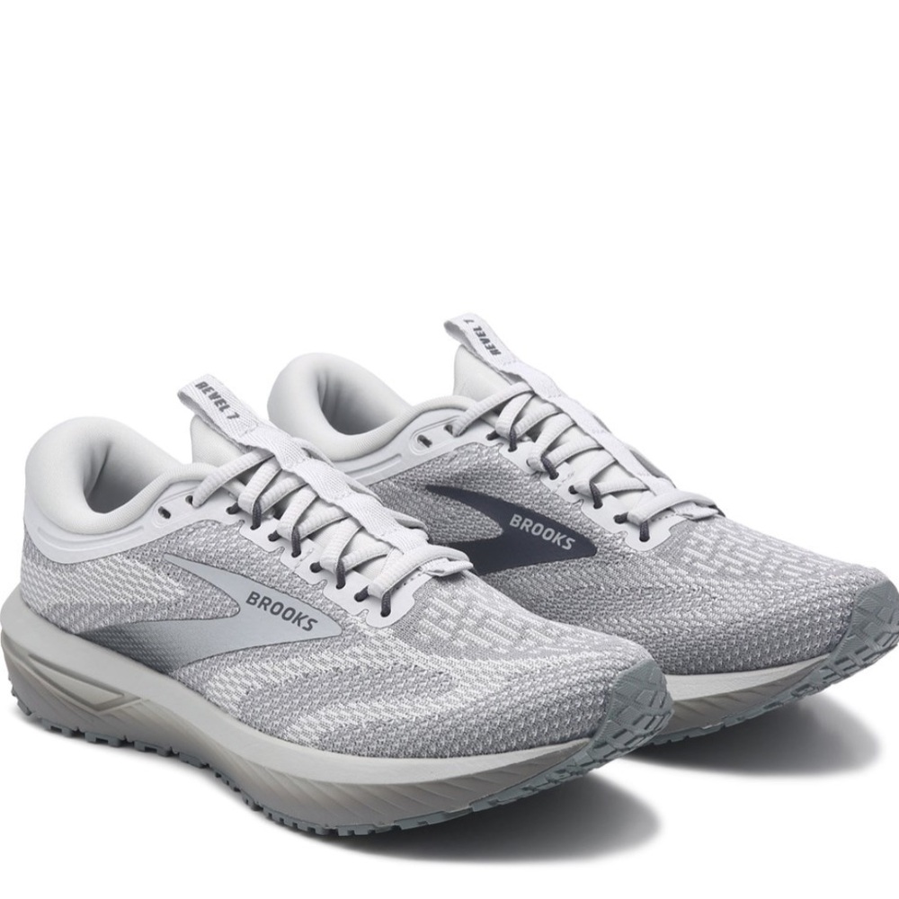 Brooks women Revel 7 Running Shoe Color: Grey/Grey size 9 preowned